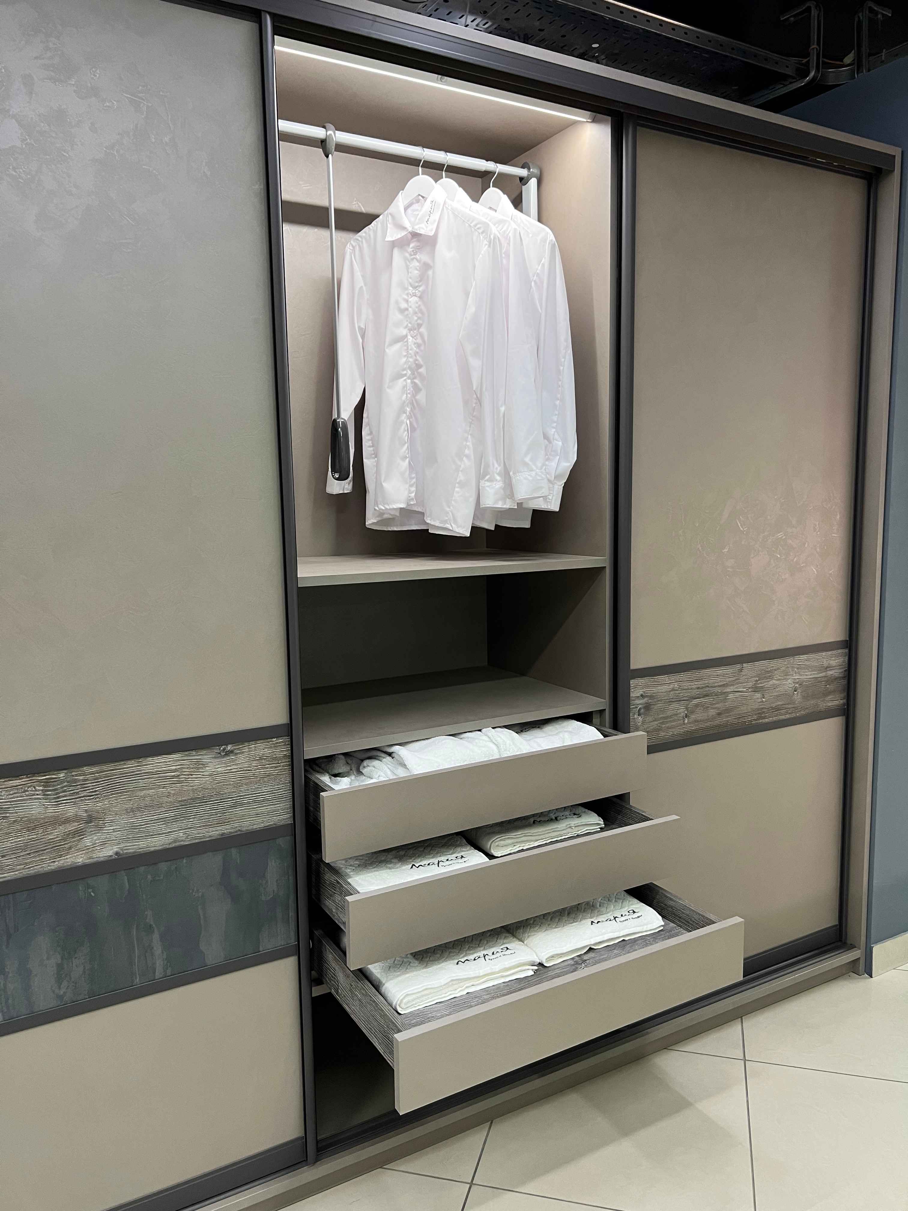 Шкаф-распашной 2-х дверный Spark