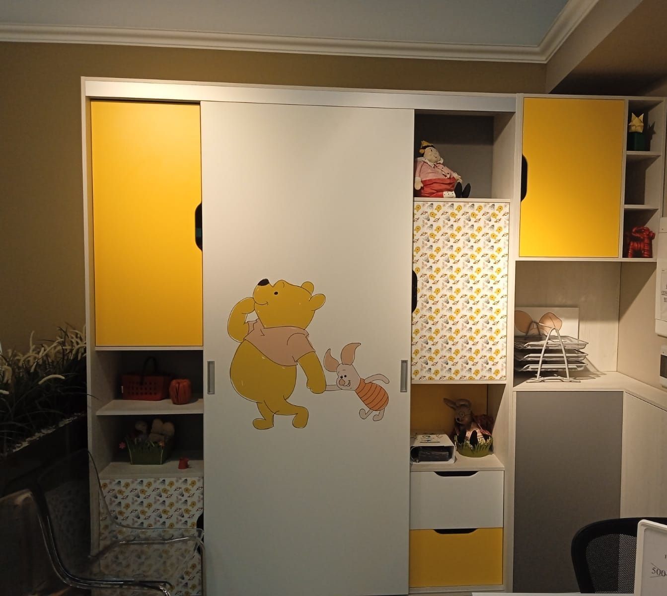 Детская комната с двухъярусной кроватью, шкафом-купе и рабочим местом