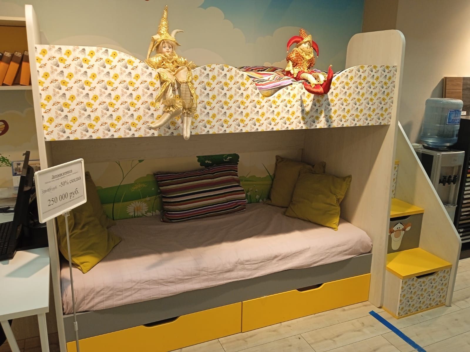 Детская комната с двухъярусной кроватью, шкафом-купе и рабочим местом