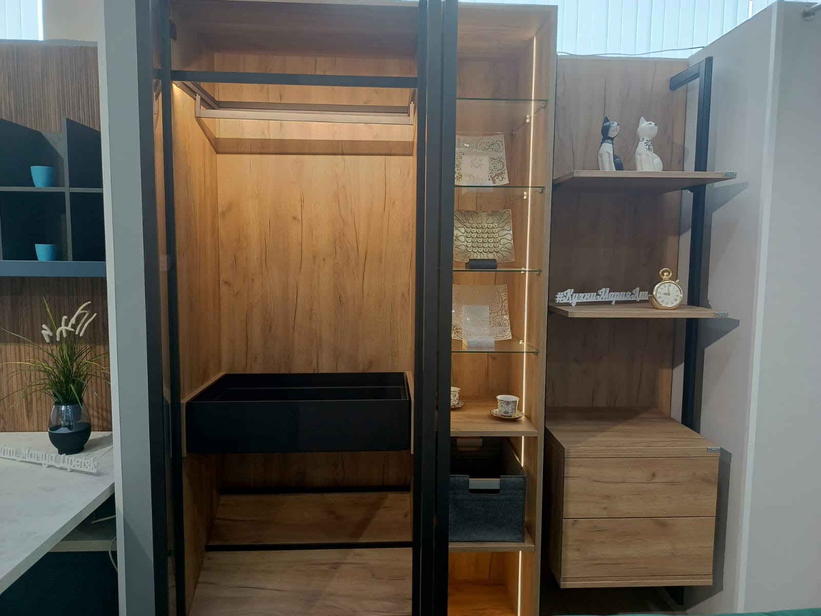 Распашной шкаф 3-х дверный Mixal