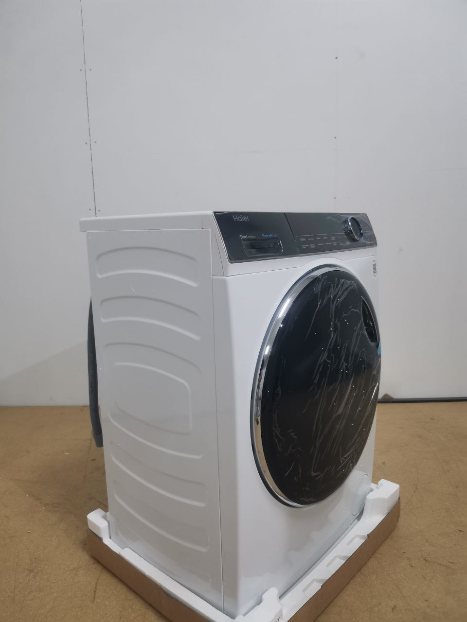 Отдельностоящая стиральная машина HAIER HW80-BP14969B 